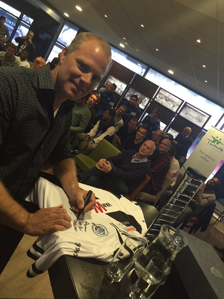 Bosschenaar <a href="/GerdjanPoortman/">Gerd-Jan Poortman</a> <a href="/team_brunel/">Team Brunel</a> signeert shirt voor <a href="/mijnfcdenbosch/">FC Den Bosch</a> @Versterk_jezelf
