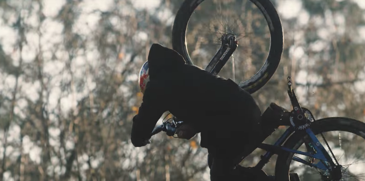 mtbpromag's tweet photo. Cierra la puerta, quédate solo, sube el volumen y disfruta... https://t.co/Tmkd0vYDrj #videomtb #mtb @SRAMmtb https://t.co/YESHiO3mCX