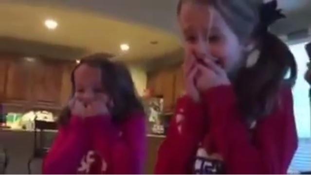 #VIDEO Sous le sapin de Noël, trois sœurs découvrent... leur petit frère ! bit.ly/1NIAtkg
