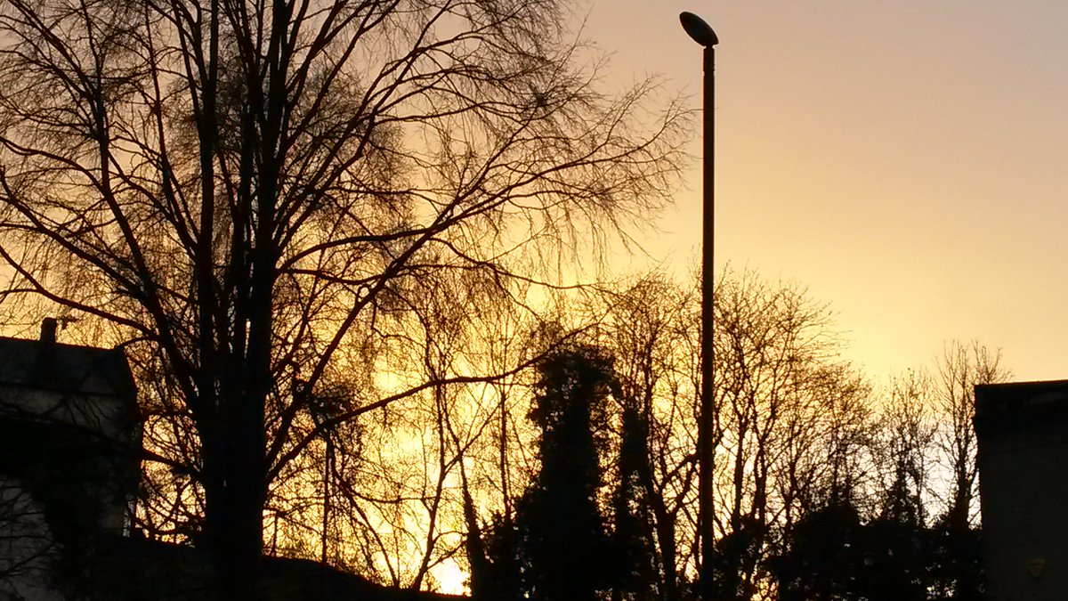 SaraLUckelman's tweet image. Got out of lecture at 15:00.  Found the sun already setting.  #DoNotLike