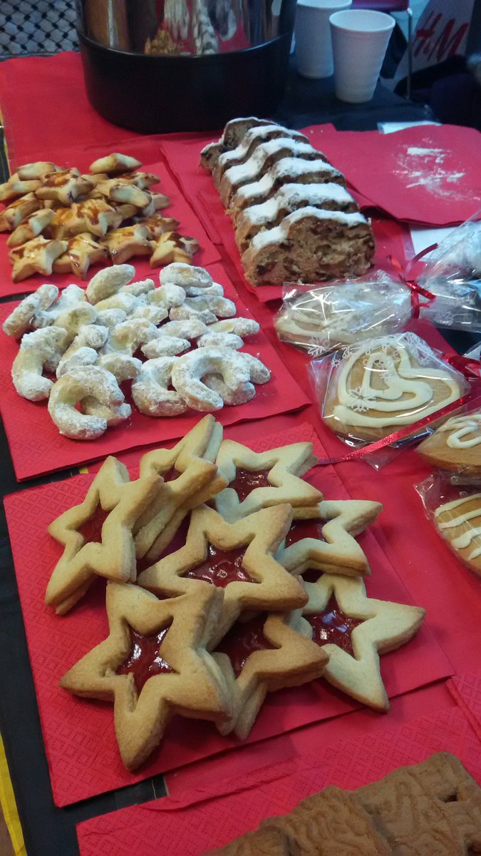 QMSU's tweet photo. #QueenMerry Market is in full swing! https://t.co/l6bjR0YwCP