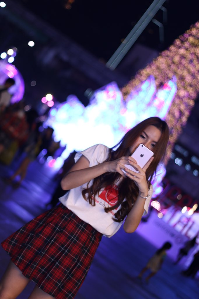 pitchchanya_r's tweet photo. ถ่ายรูปพญกันอยู่ พญบอกเห้ยหยุดๆ photo by #LinpitaYing นะฮะ งานสาดแฟลชก็มา 📸 #teamYinglin https://t.co/jBs56KeQ16