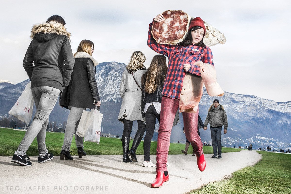 TeoJaffre's tweet photo. Aperçu à #Annecy : un #saucisson géant porté à l'épaule !
Ca sent la #raclette ! #photography #photographer https://t.co/DFewKRvx51