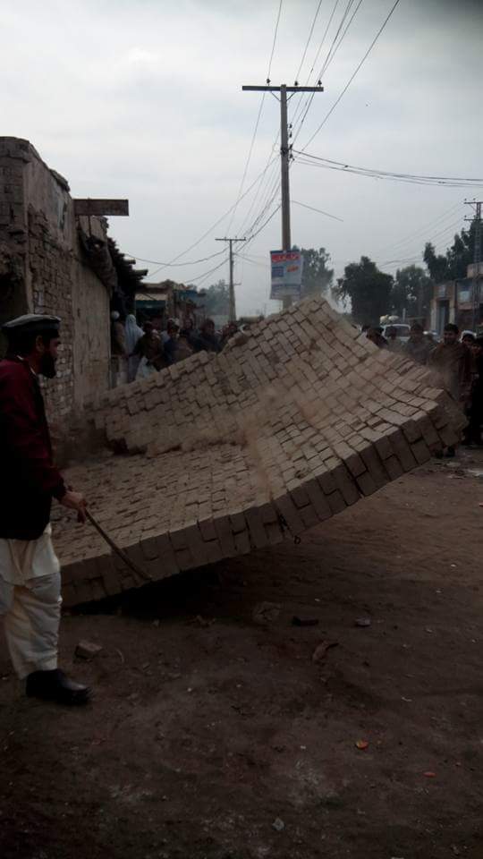 DCLakkiMarwat's tweet photo. Anti encroachment drive in progress in Sarai Naurang  Lakki Marwat @KPKUpdates https://t.co/ecQ1YO9evF