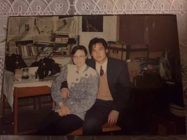 ZhouFengSuo's tweet photo. 浦志强律师和妻子孟群结婚不久的照片。#PuZhiqiang @puzhiqiang and wife Meng Qun in 1990s https://t.co/07gI1qSL4S