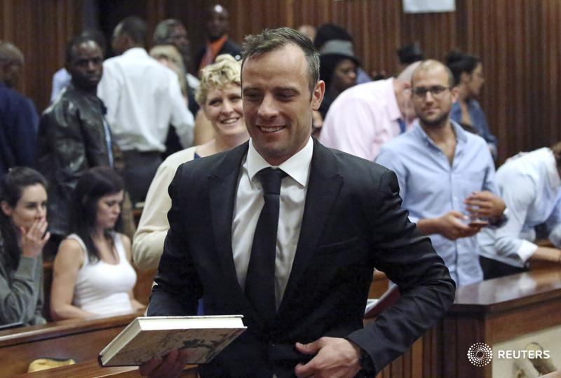  The trial of Oscar Pistorius for the Valentine's Day killing of his girlfriend Reeva Steenkamp -- Pretoria, South Africa #2 - Page 10 CVu19_RWwAAdMUU