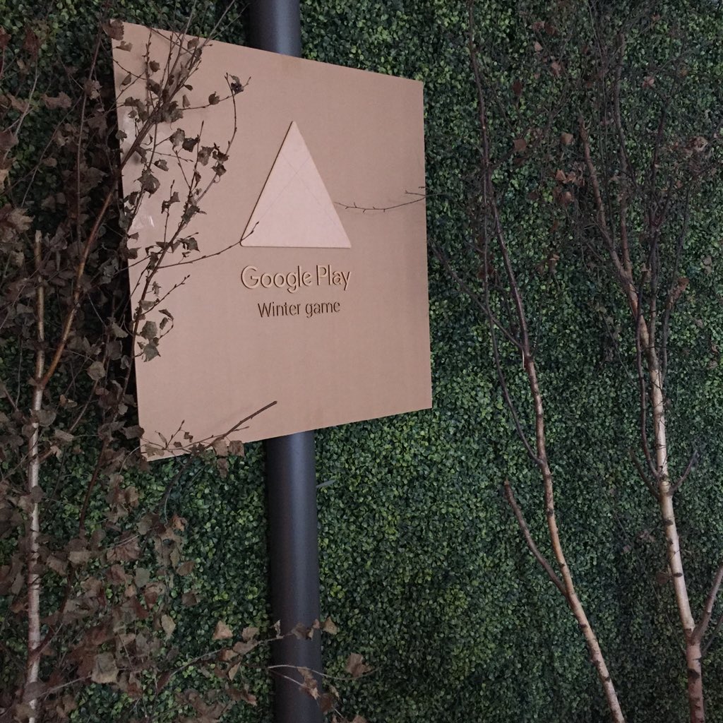 AdrienRosier's tweet image. Belle ambiance et déco. à la #winterparty de #GooglePlay avec ma #TeamLabcom ❄️