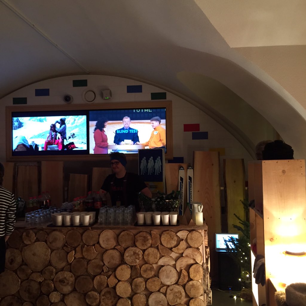 AdrienRosier's tweet image. Belle ambiance et déco. à la #winterparty de #GooglePlay avec ma #TeamLabcom ❄️
