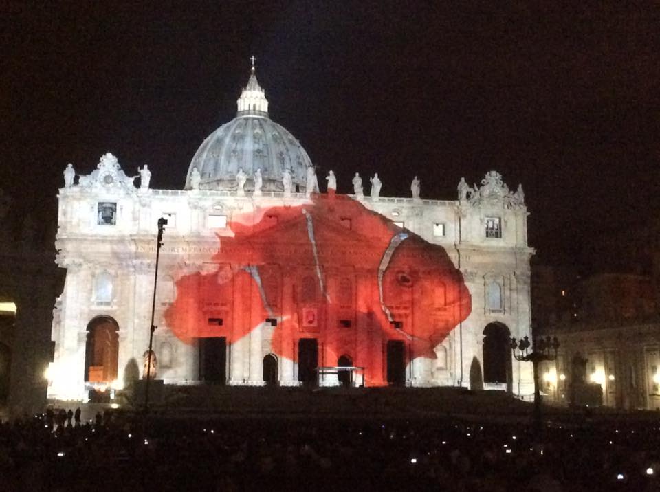 YouTourRoma's tweet photo. #FiatLux #lightshow #StPeter #JubileeofMercy #GiubileodellaMisericordia #Giubileo #Rome #Roma https://t.co/KEN2e6S3Ux