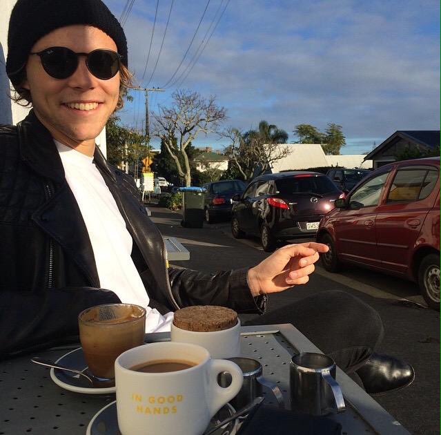 I'm boring, I know. Rt and dm me? 💞😏