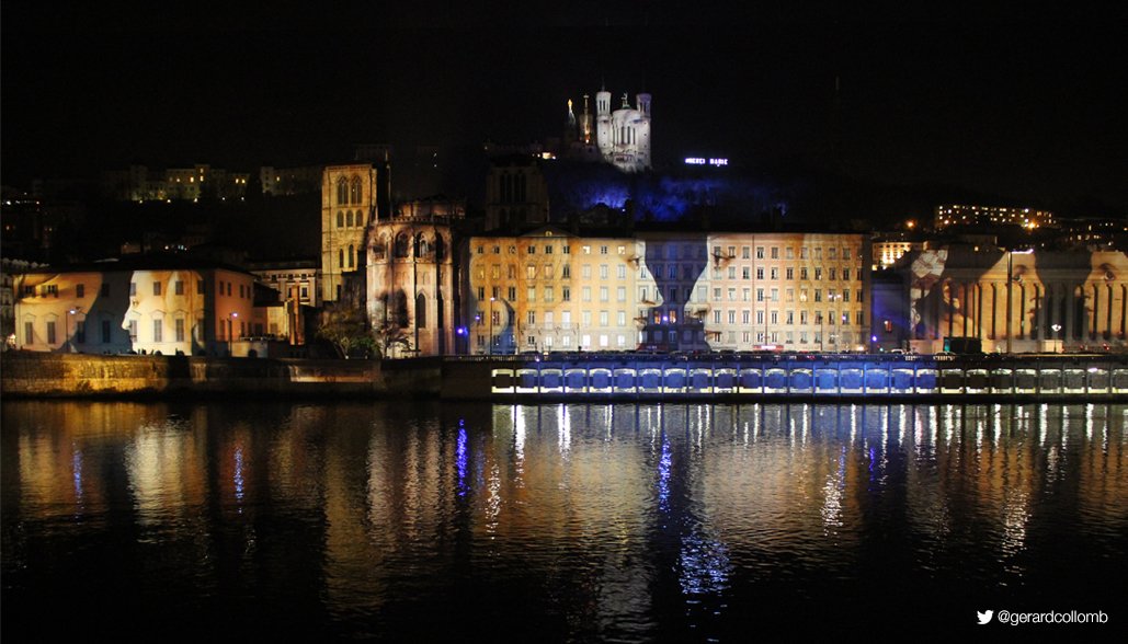 gerardcollomb's tweet photo. Des ténèbres...à la Lumière !
#Lyon s'illumine et rend hommage aux victimes des attentats.
#8décembre https://t.co/5bTPsM3T3T