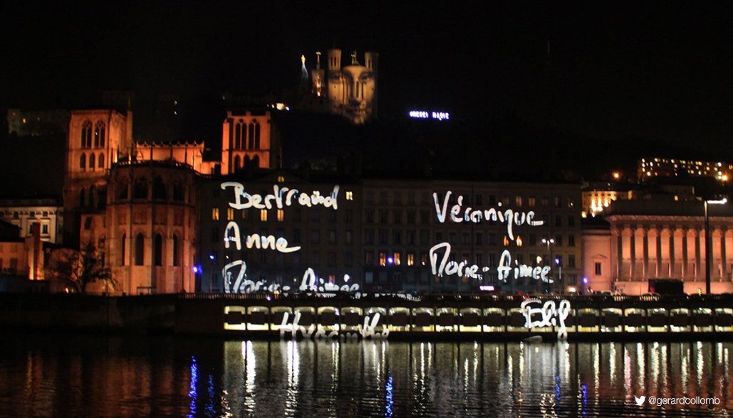 gerardcollomb's tweet photo. Des ténèbres...à la Lumière !
#Lyon s'illumine et rend hommage aux victimes des attentats.
#8décembre https://t.co/5bTPsM3T3T
