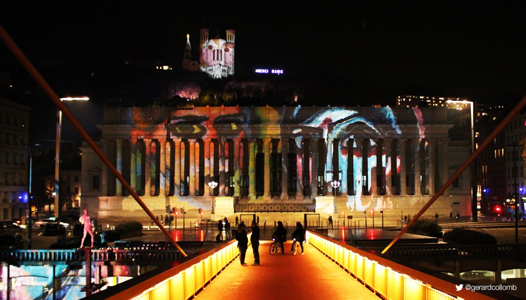gerardcollomb's tweet photo. Des ténèbres...à la Lumière !
#Lyon s'illumine et rend hommage aux victimes des attentats.
#8décembre https://t.co/5bTPsM3T3T