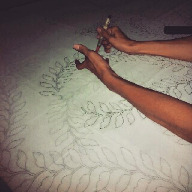 RizzqiBatik's tweet photo. Proses penjaplalan dari motif ke kain batik menjafi proses 1 memulai produksi #BatikTulis https://t.co/UWXECmkNkw