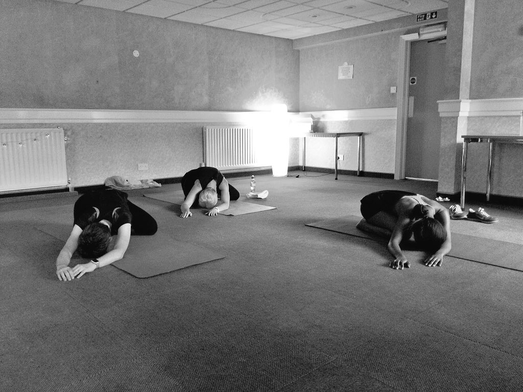Stretching it out last night <a href="/HollyfieldsCen/">Hollyfields</a> @SMwHollyfields #yoga we love the Severn room!!!