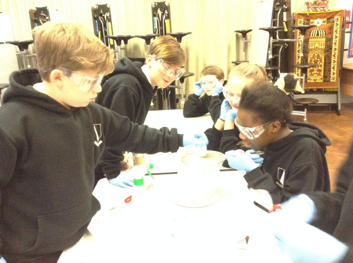 SCOS__Kolbe's tweet photo. Our scientists are creating bath bombs! #happybathing #christmascraftfair https://t.co/NhtfM6LSbV