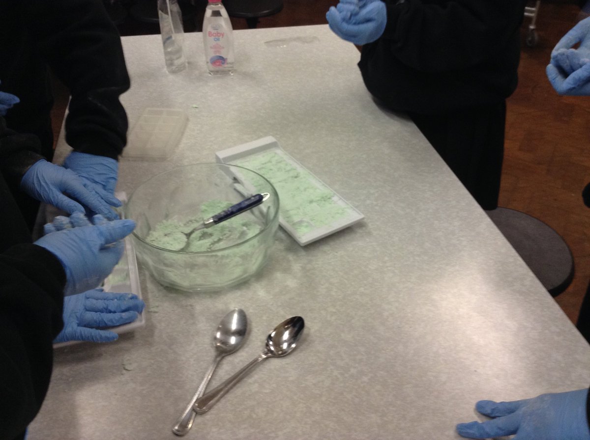 SCOS__Kolbe's tweet photo. Our scientists are creating bath bombs! #happybathing #christmascraftfair https://t.co/NhtfM6LSbV