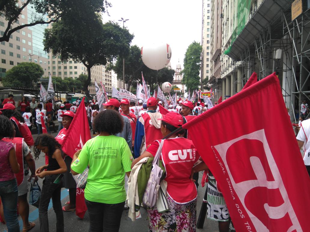 cutrj's tweet photo. Ato unificado já se concentra na Pres. vargas. #DemocraciaSimGolpeNão https://t.co/qw9VccpEuZ
