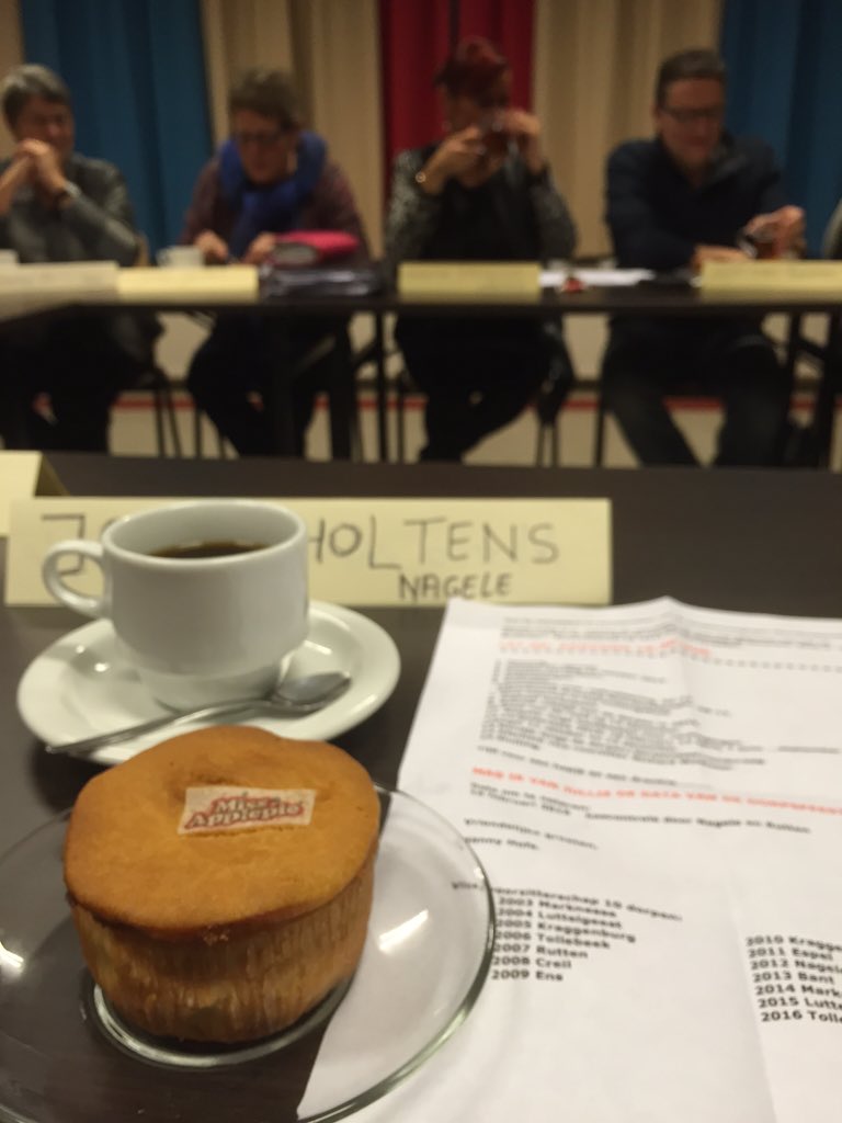 Dorpsbelang #nagele weer aanwezig bij het 10-dorpenoverleg. Mét taart van <a href="/MissApplepieNL/">Miss Applepie 🍎</a> !