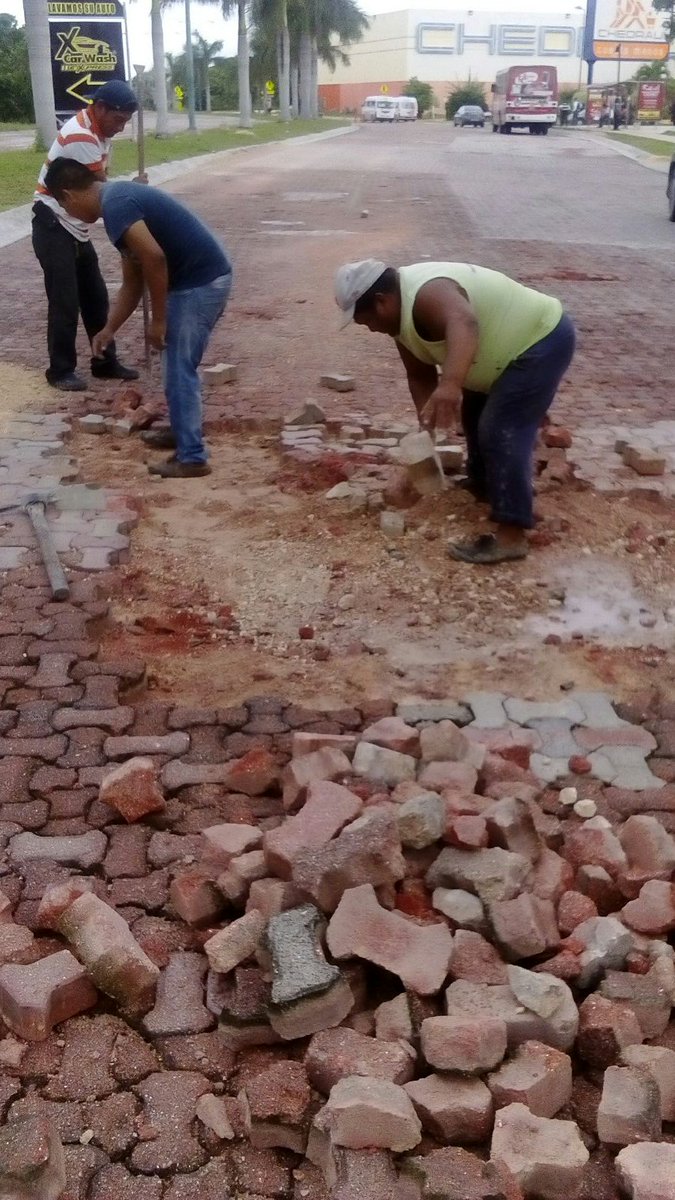 ServiciosPubSOL's tweet photo. Remplazando adocreto dañado por av. las cruces Plaza las Americas @GobSolidaridad @MauricioGongora @NoelCrespoPlaya https://t.co/v4Mf1wSpOm