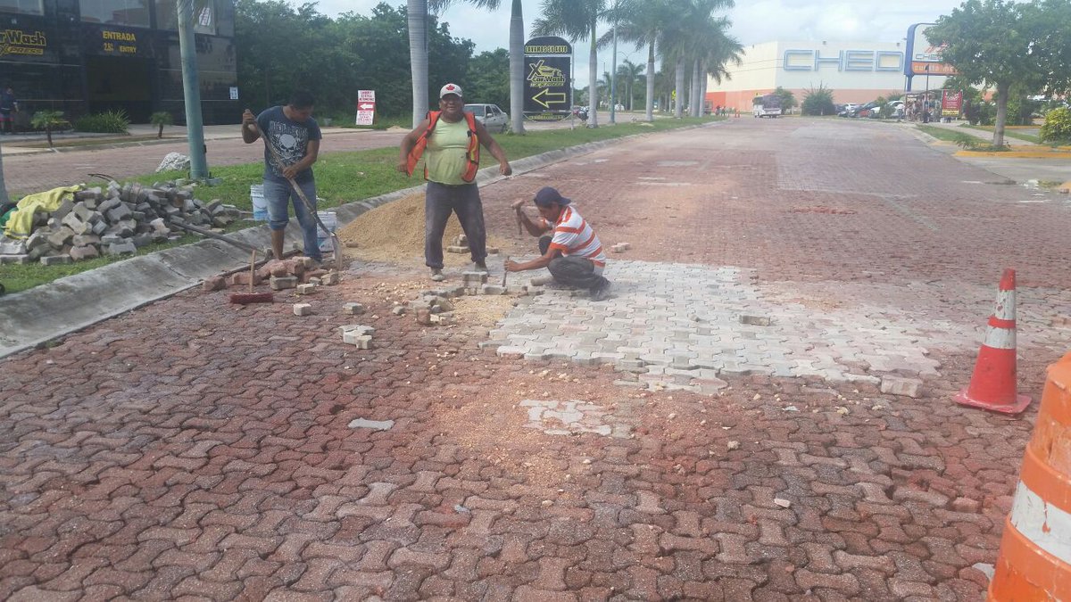 ServiciosPubSOL's tweet photo. Remplazando adocreto dañado por av. las cruces Plaza las Americas @GobSolidaridad @MauricioGongora @NoelCrespoPlaya https://t.co/v4Mf1wSpOm