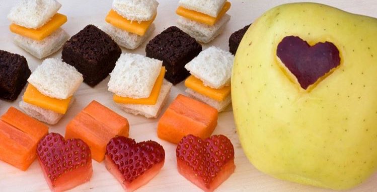 funbites's tweet photo. That's one delicious #FunBites #lunch! Love the apple cutout! #MakeMealsFun #sandwichbites #funwithfood https://t.co/gCsDnCeI4T
