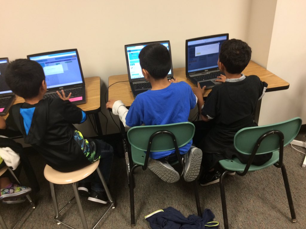 GinnyBoughter's tweet image. Lots of #pairedprogramming during this 2nd grd #HourOfCode @sbisd #TCEHourofcode @hourofcode