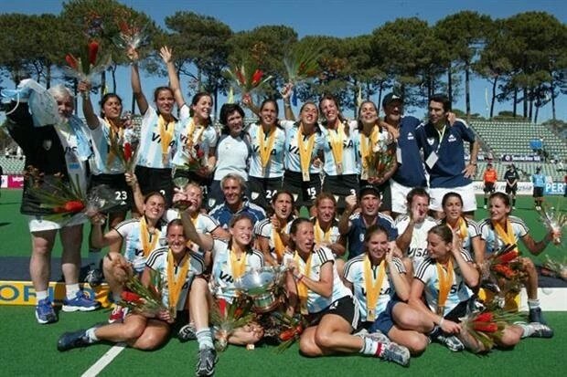 AyelenStepnik's tweet photo. Hoy se cumplen 13 años de un inolvidable capítulo en la historia de ntro hockey #Perth2002 #Leonas #OrgulloNacional https://t.co/enYoQdrjMe