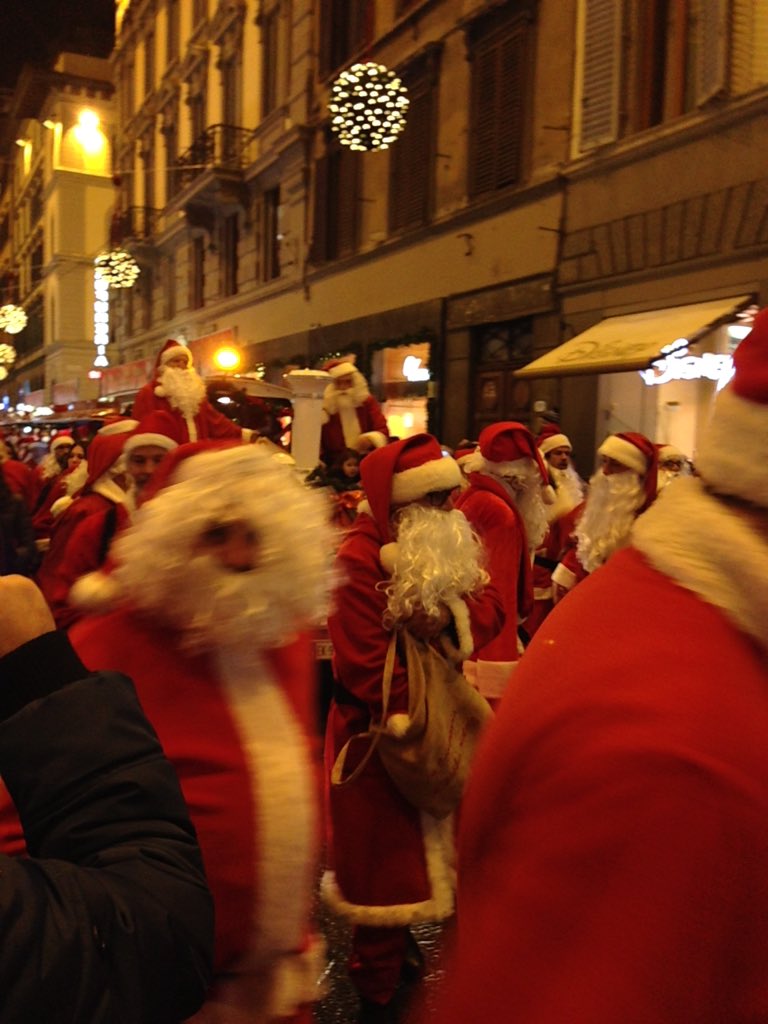 ManettiFirenze's tweet photo. La banda dei #babbonatale in #viacalzaiuoli per la gioia di bambini e adulti @DarioNardella @comunefi https://t.co/YNOKPSgpDQ