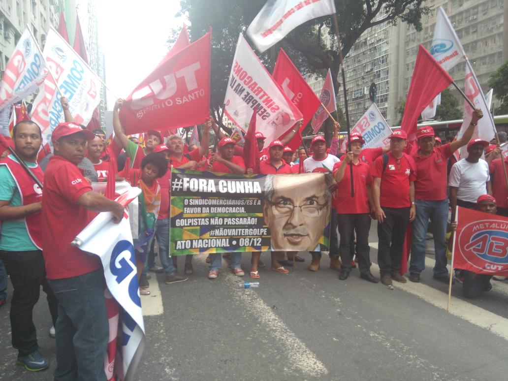 cutrj's tweet photo. Em breve estaremosvtransmitindo ao vivo o ato pelo YouTube. #DemocraciaSimGolpeNão https://t.co/7pYK1MykQN