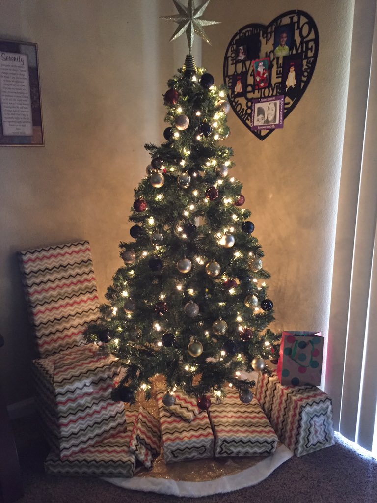 Day off= decorating and wrapping gifts!🎄🎁