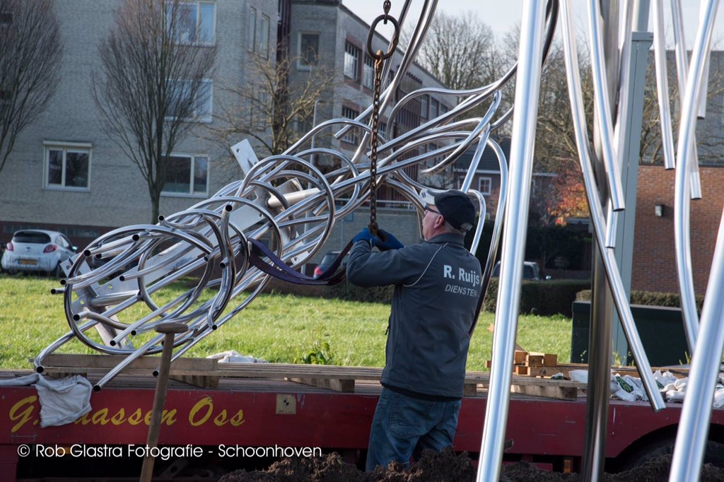 GildeSintEloy's tweet photo. Prachtige rotondekunst in #Schoonhoven ! Zaterdag wordt 't laatste kunstwerk officieel geopend.De Salm van Ruud Vos. https://t.co/nJmkJDUfiz