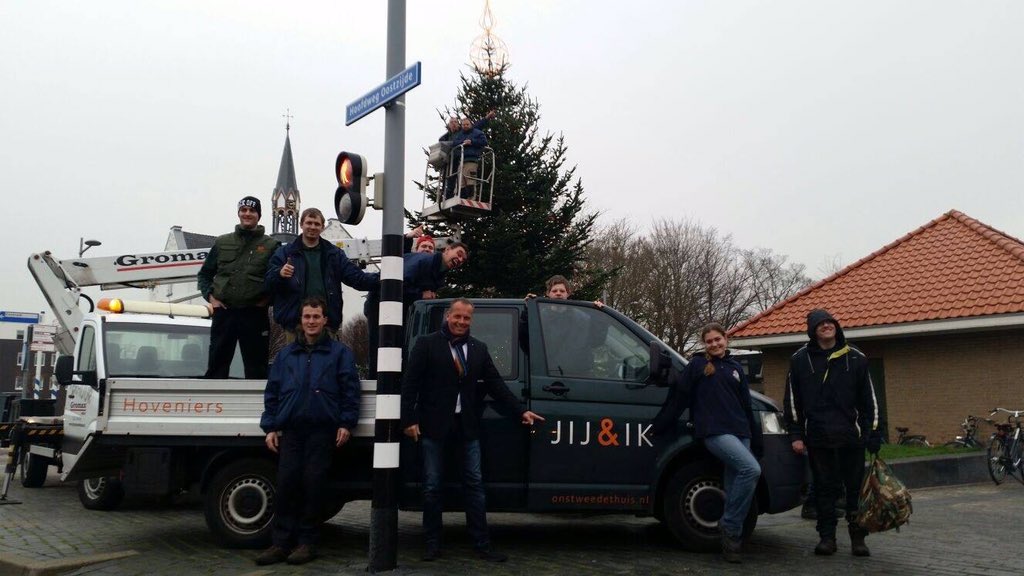 Top dit! ondernemers Nw Vennep plaatsen dorpsboom olv <a href="/PBokhorst/">Peter Bokhorst</a> mbv de onvolprezen mannen van <a href="/Ons2eThuis/">Ons Tweede Thuis</a> Tuingroep