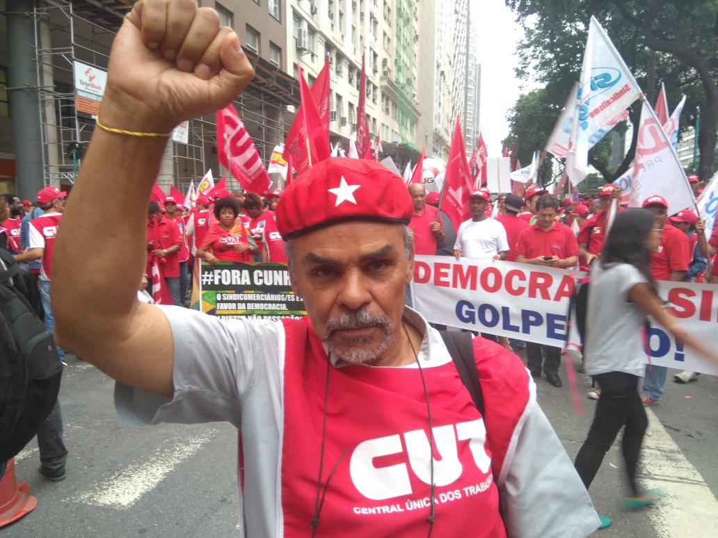 cutrj's tweet photo. Ato nacional reúne milhares de pessoas na Av Pres. vargas. #DemocraciaSimGolpeNão https://t.co/xq6ylSg3xR