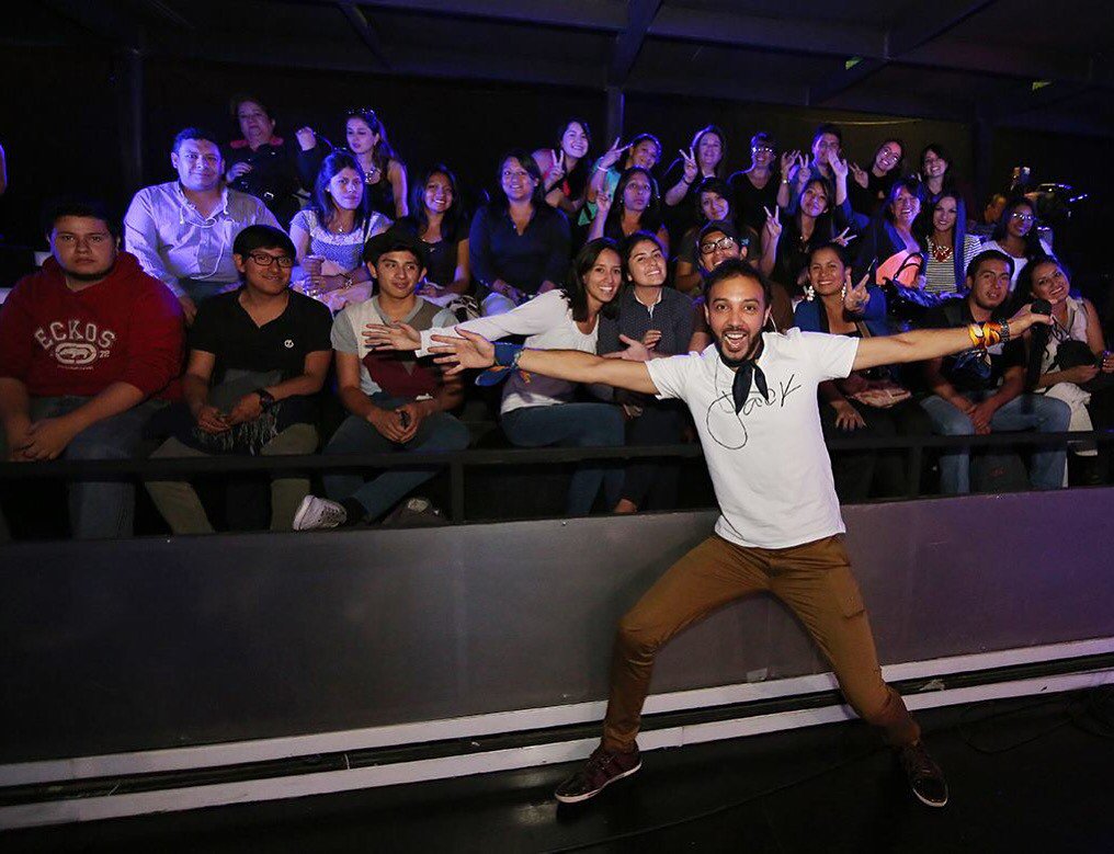 eljackoficial's tweet photo. Así se vive el ambiente y el monólogo previo a las grabaciones de #LaVozEcuador FOTO @andysan1983 @LaVozEcOficial https://t.co/UyClIkKld0