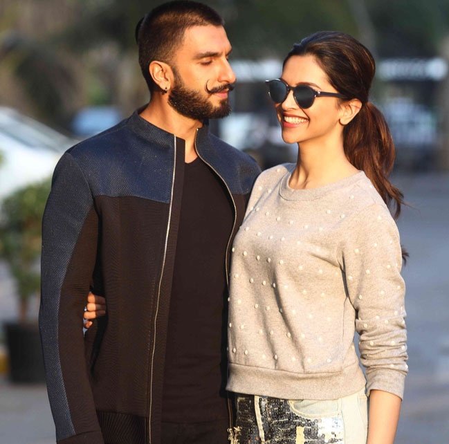 BollywoodStuff's tweet photo. Looking @ each other like this 😍
#RelationshipGoals 🔥
@RanveerOfficial @deepikapadukone https://t.co/ovkiS87SHu