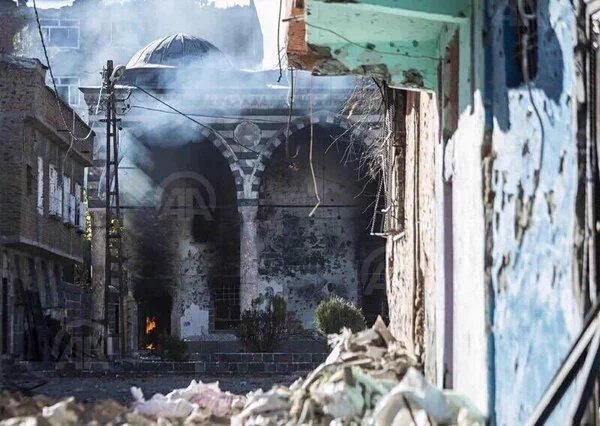 Ölen kürt,
Öldüren kürt,
Camisi yanan kürt,
Okulu yanan kürt,
ama pkk kürtlerin hakkını savunuyor

#CamiYakanCaniPkk