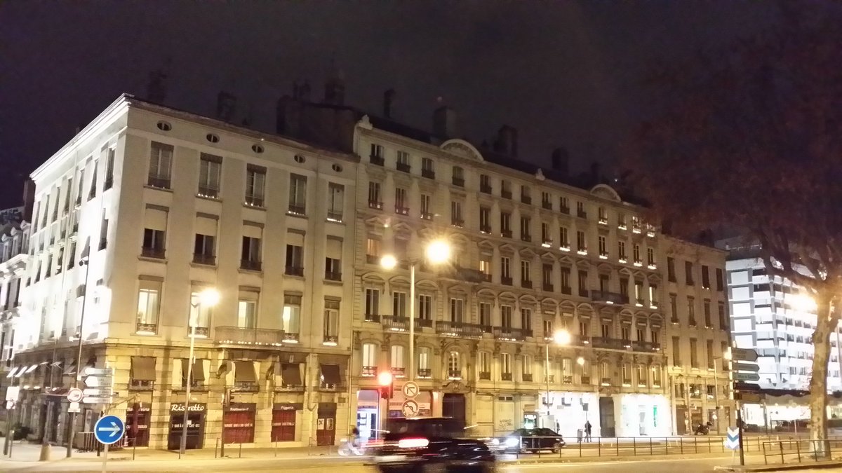 Rue89Lyon's tweet photo. Du monde dans les rues (surtout en Presqu'île) mais pas la cohue et des lumignons aux fenêtres. Un #8décembre 2015 https://t.co/gWJuX4F2x3