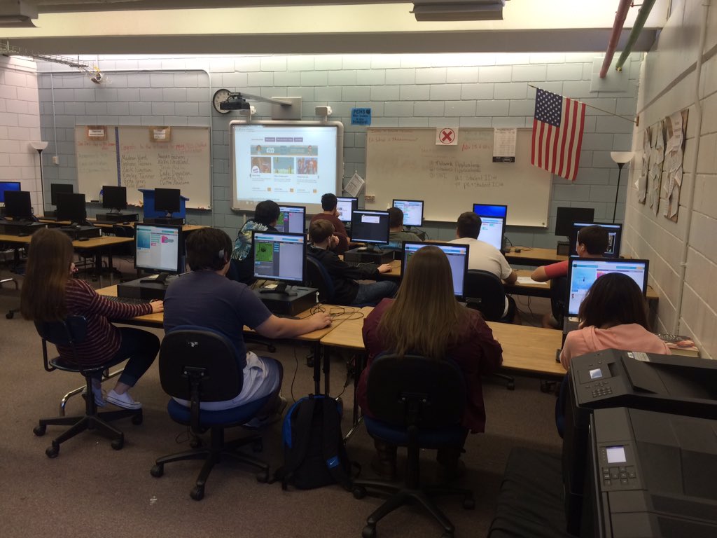 CoachBoyett's tweet image. PCHS Technology class learning how to program! #HourOfCode #languageofthefuture #pchs
