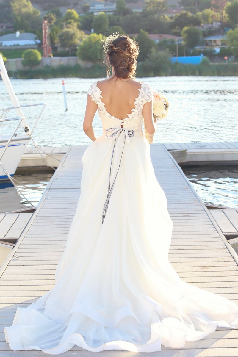 cwdmag's tweet image. This #ElizabethMacKenzie gown is everything...see more nautically inspired details: bit.ly/1YWSVhj