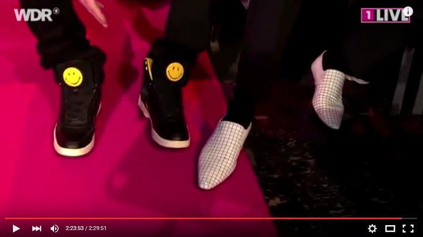 jczeller's tweet photo. Schuhvergleich /w @jan_delay @1LIVE @1LIVE_Krone #Krone15 https://t.co/ZaJhJEsgb4 https://t.co/leZgfZbEq2