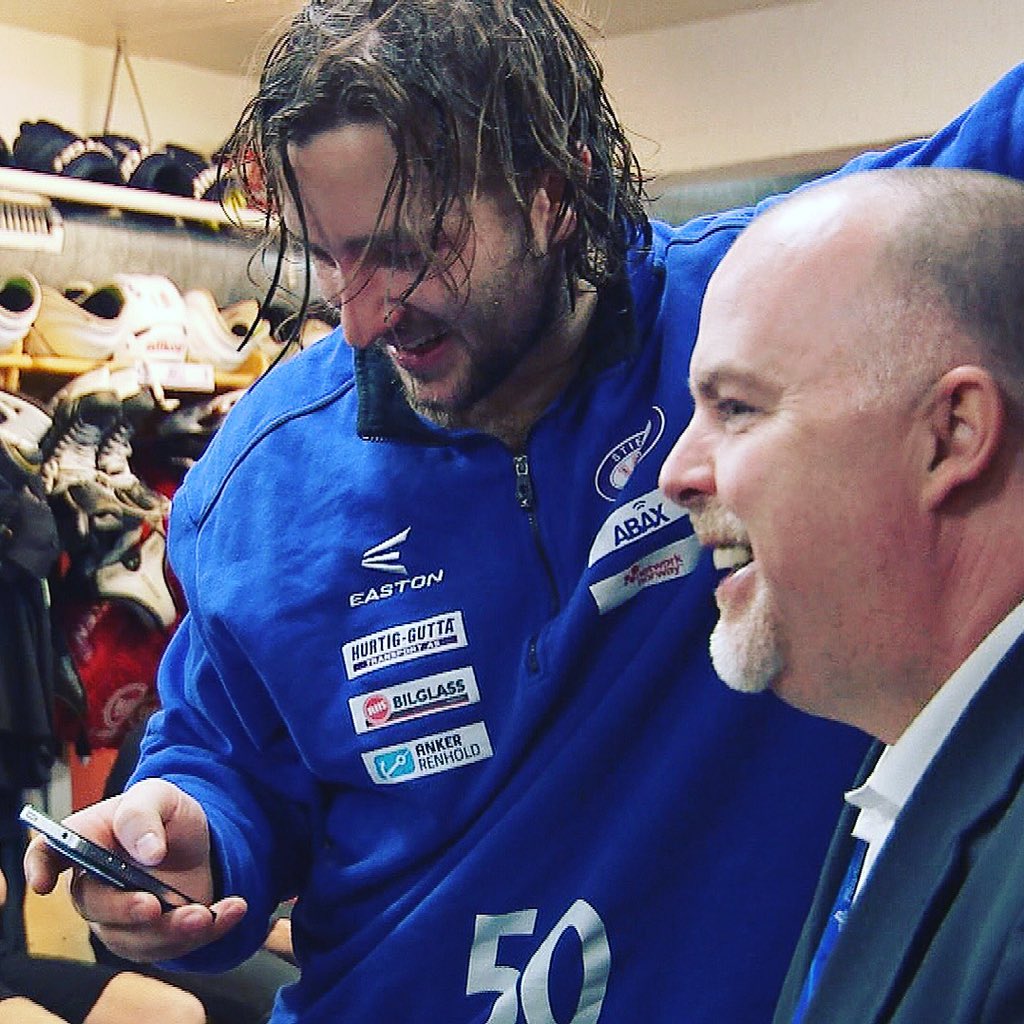 Klar for ny #iskrigerne i kveld? Det er <a href="/GJensen31/">Glenn Jensen</a> og <a href="/JanToreKjr/">Jan Tore Kjær</a>! 😂 #kl2230 #tv2zebra <a href="/TV2_Zebra/">TV 2 Zebra</a>