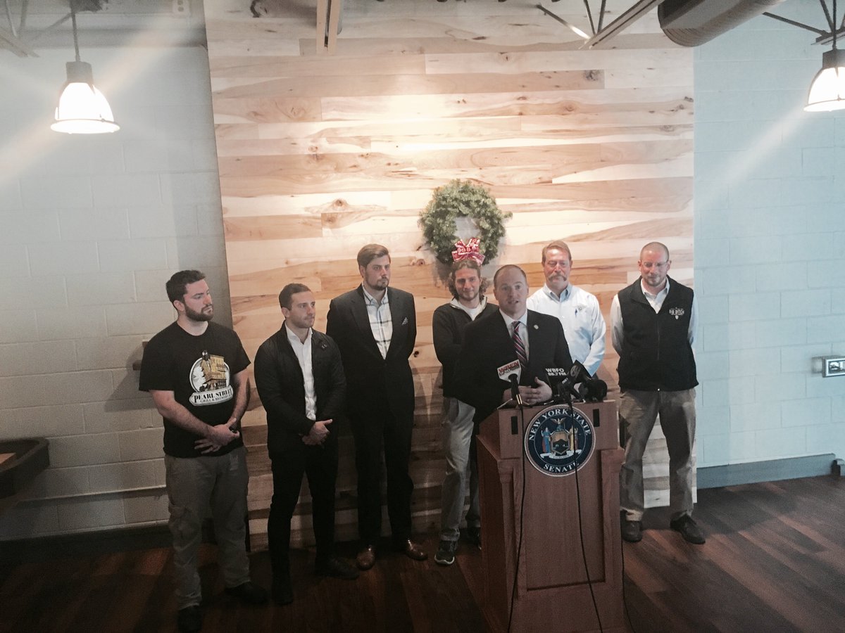 WNYCraftBeerMag's tweet photo. .@SenKennedy partners with brewers/distillers to spur craft business growth https://t.co/qsAVP4Bfhl https://t.co/JgREWgZAdc