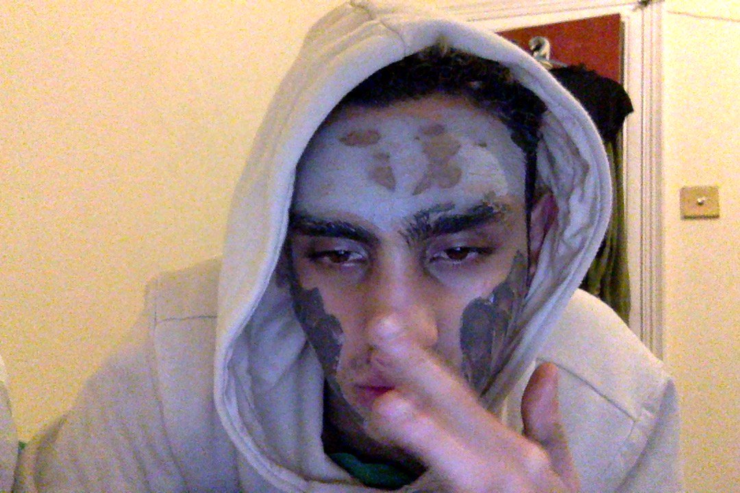 OFFGLOSS's tweet image. me he quemado la cara y me puse esta mascarilla para relajar mi piel???? yoqse ya lo que hago cn mi vida