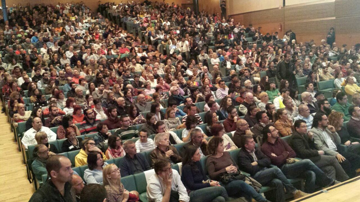 agarzon's tweet photo. ¡¡Con qué fuerza nos marchamos de Cádiz!! ¡¡Gracias amigos!! Más de mil personas llenando el aforo :-) https://t.co/2krm2Fbtnv