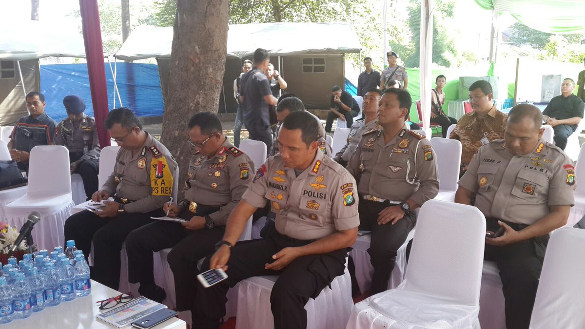 TMCPoldaMetro's tweet photo. 09:15 Kapolda &amp; Pejabat Teras Polda Vicon dgn Kapolri &amp; Menko Polhukam RI di tps 44 Tangsel https://t.co/2FxArdzyIn