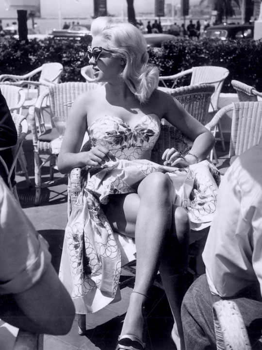 Amazing Historical Photo of Diana Dors in 1958 