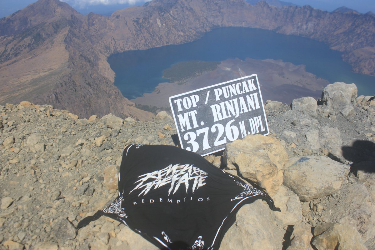 Selamat  Pagi RTF COLONY .Kalian Dapat Salam Dari Puncak Gunung Rinjani :)