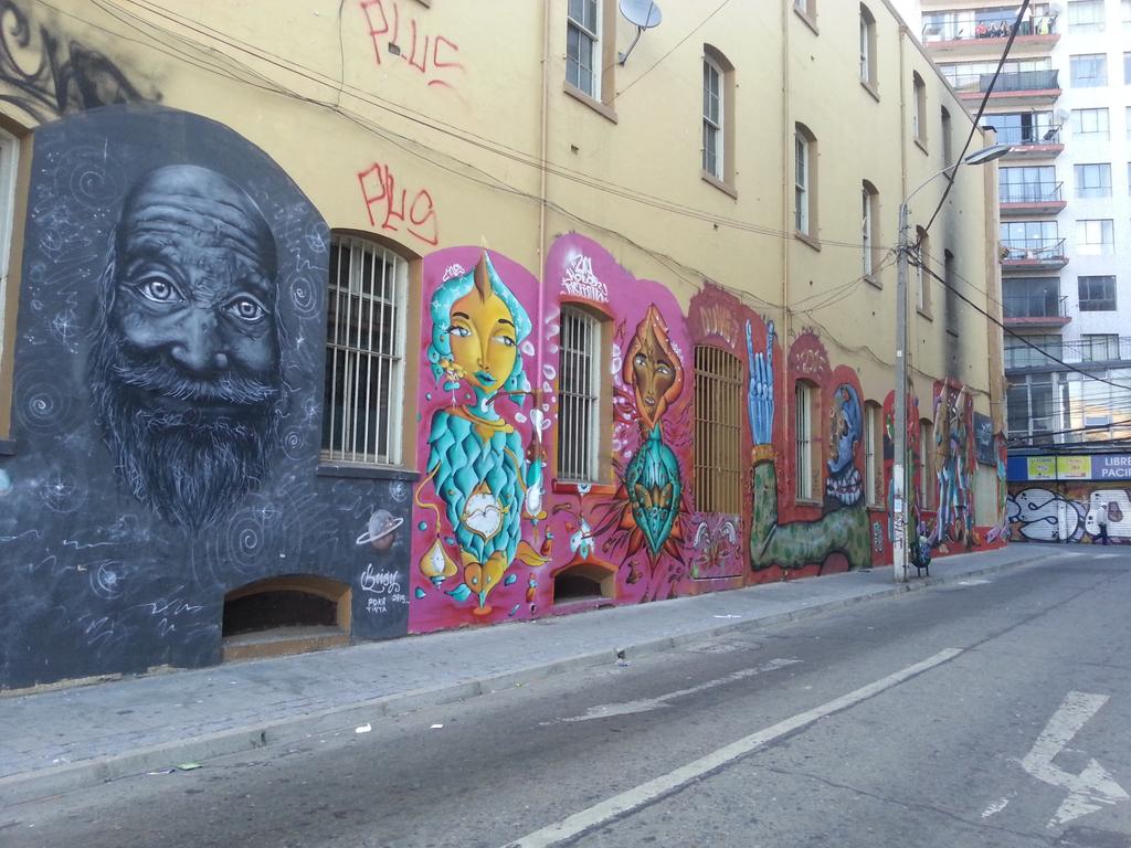 cruzjohnbryan's tweet photo. The Streets. #Valparaiso #WheninChile #travel #cool https://t.co/9DgEAnUPtv