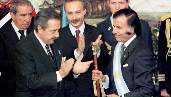willybianchi4's tweet photo. Presidente Alfonsin aplaudiendo la primera alternancia de la nueva democracia , #Ejemplo https://t.co/XUsiboGM97